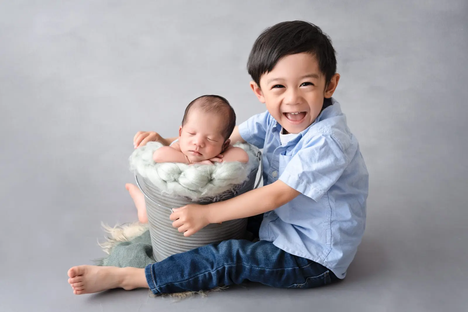 newborn photography - sibling pose