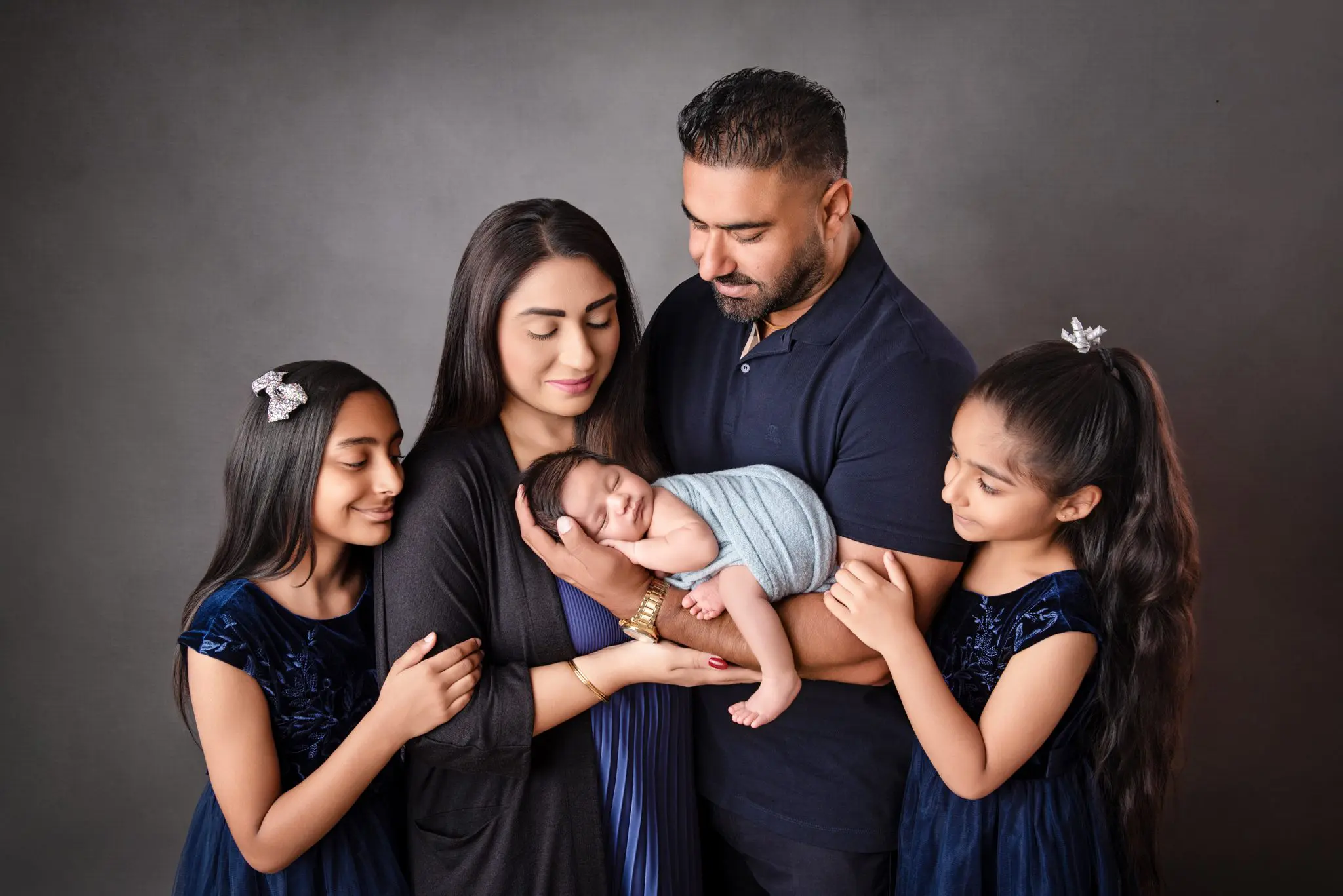 newborn photography vancouver - newborn family photo with older siblings