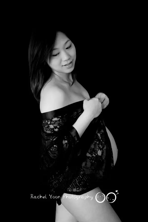 maternity photography vancouver - black and white