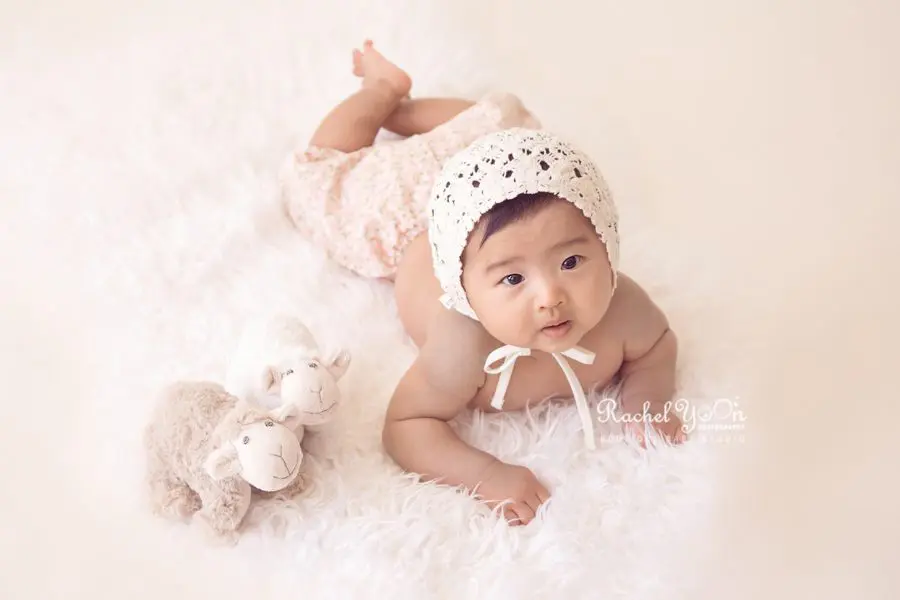 100 days old baby doing tummy time - Baby Photography Vancouver