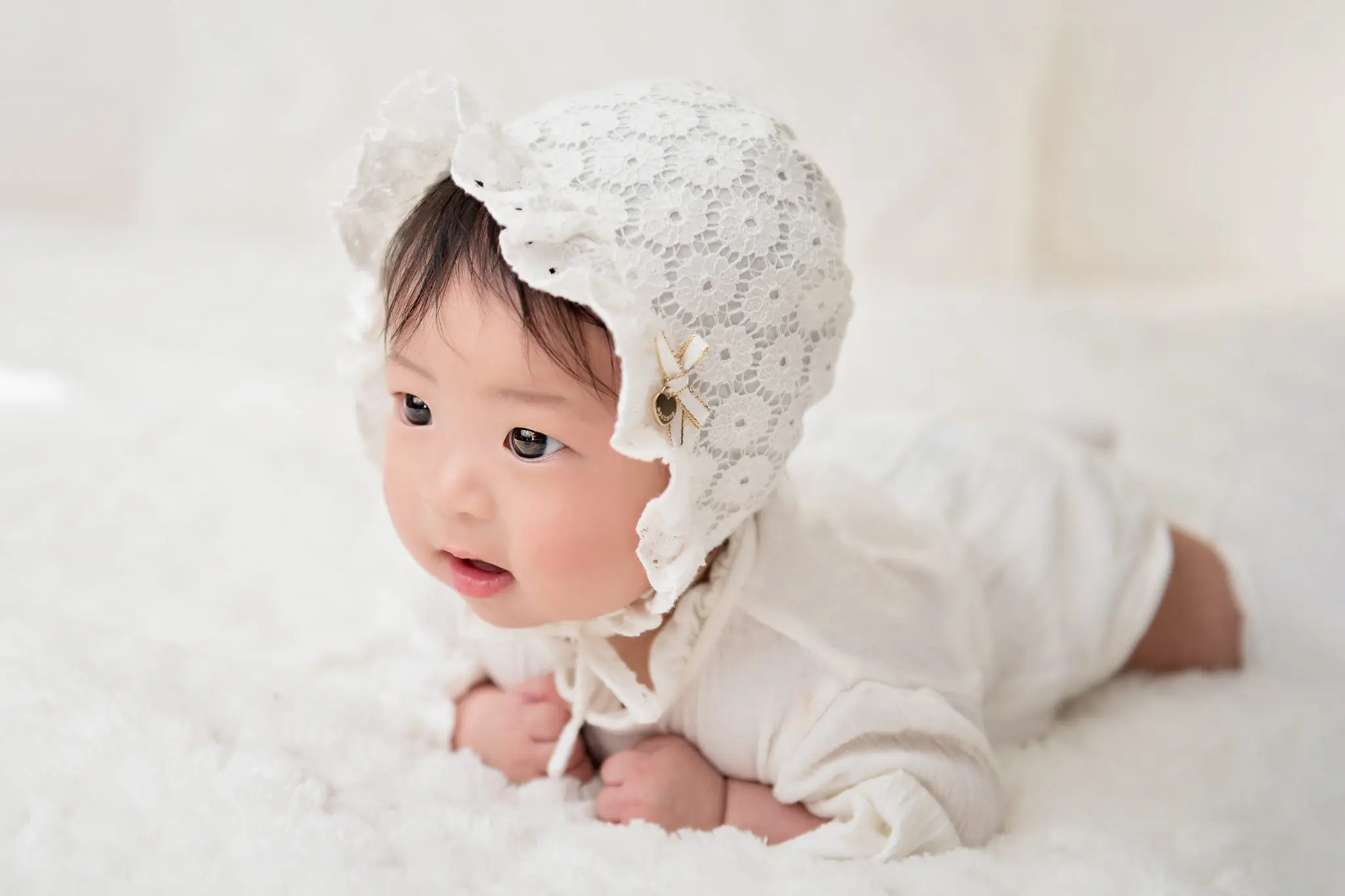 baby girl doing tummy time - 100 days session vancouver