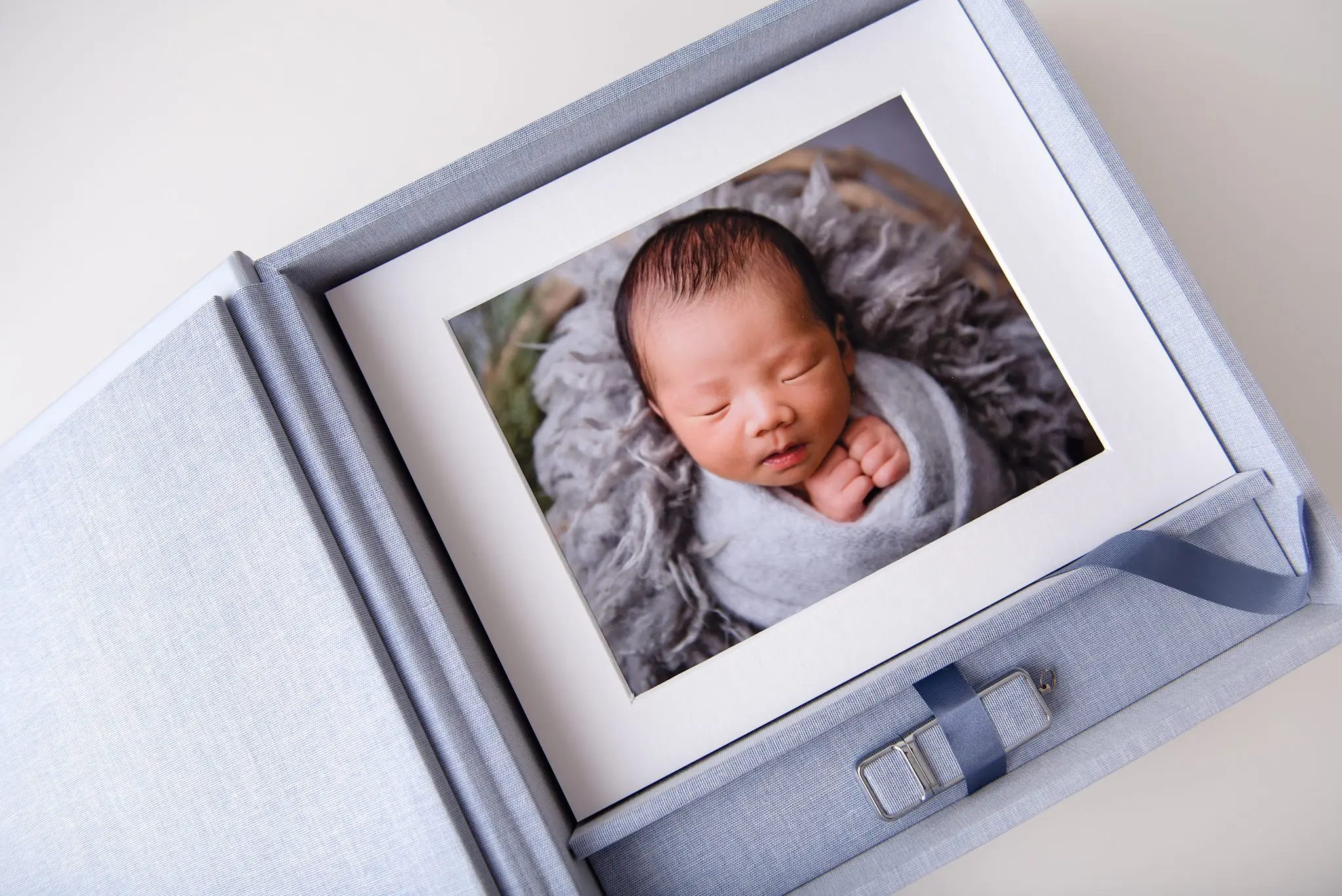 Folio box with USB