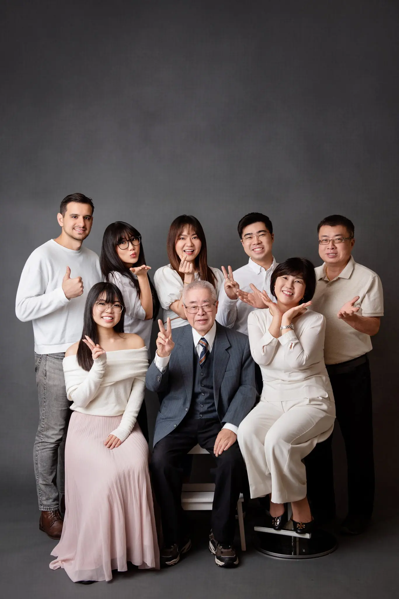 extended family photography vancouver - family posing idea