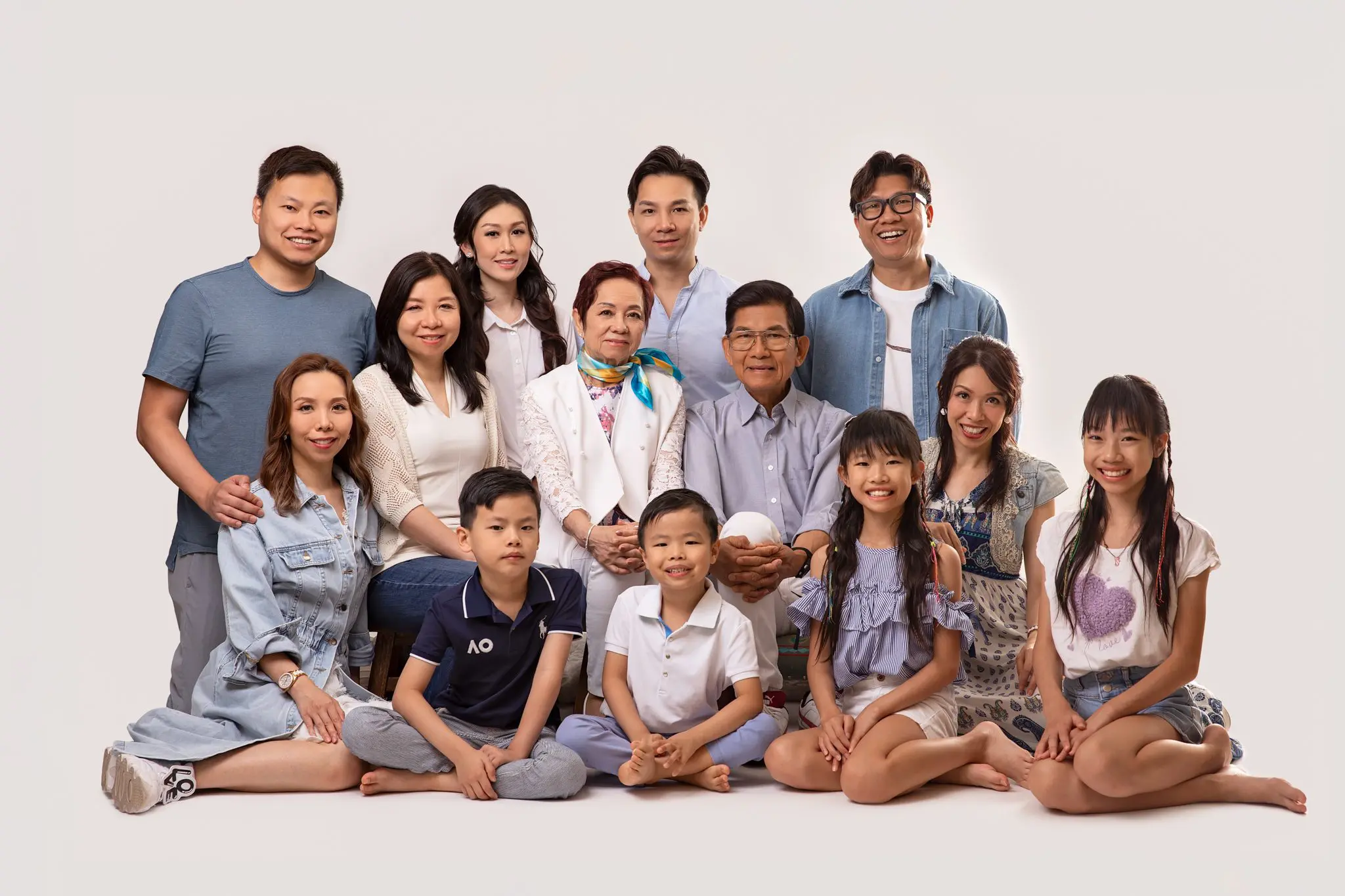 extended family photography - big extended family of three generations