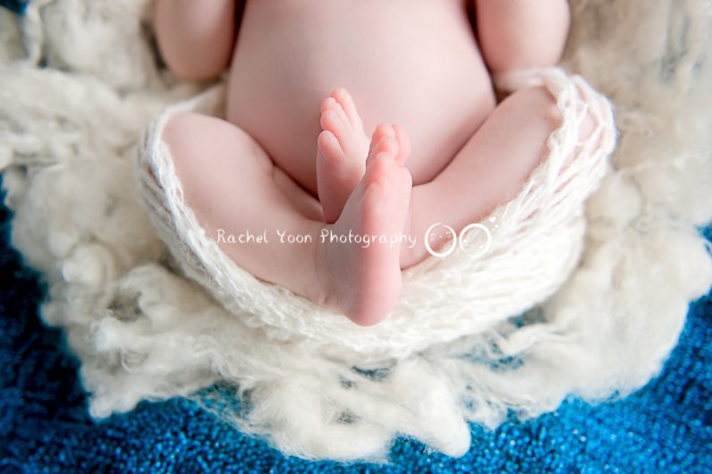 newborn photography vancouver - newborn feet
