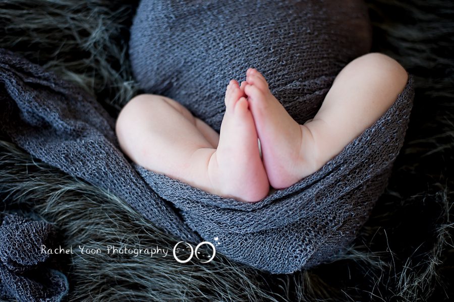 newborn baby photography - baby boy's feet