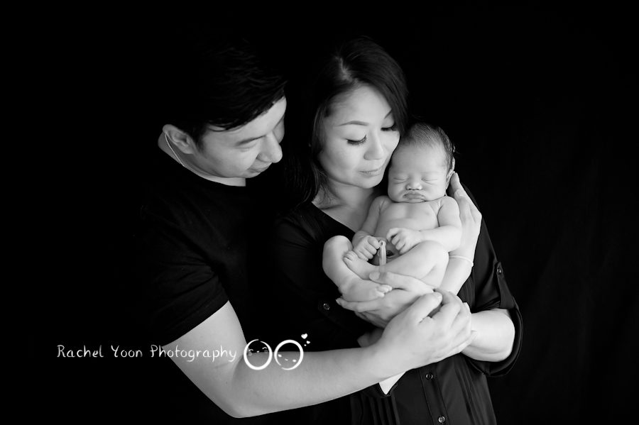 newborn photography vancouver - baby boy with mom and dad