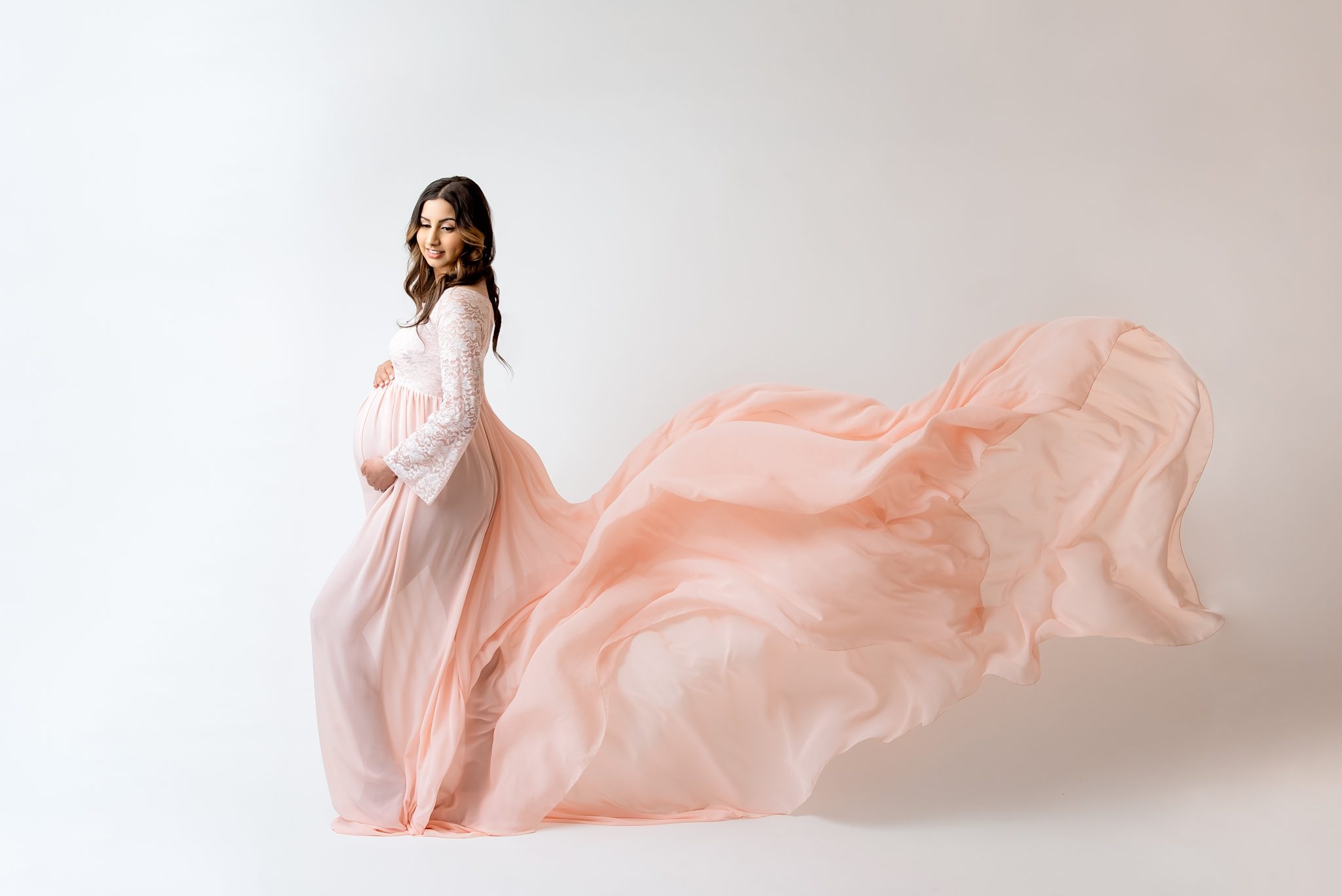 maternity photography in peach gown